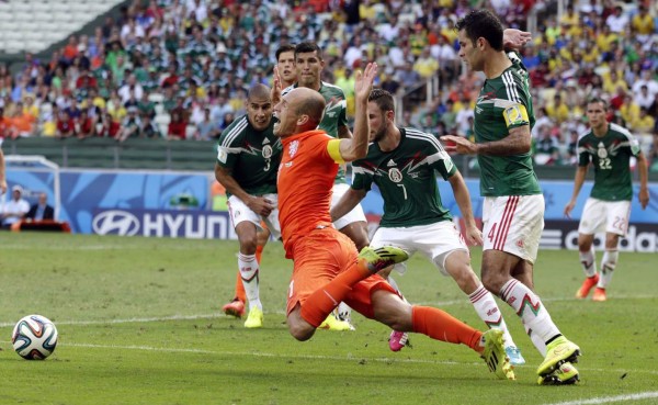 La herida sigue abierta y México no olvida el clavado de Robben en el Mundial