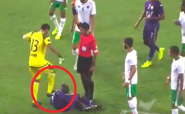 VIDEO: Terrible agresión de arquero a un delantero en Emiratos Árabes