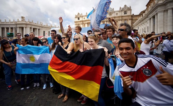 El Vaticano se llena de camisas de Argentina y Alemania