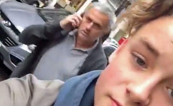 Mourinho pierde los estribos y agrede a un niño seguidor del Chelsea