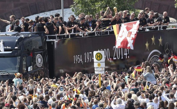 Locura en Berlín con llegada de selección de Alemania