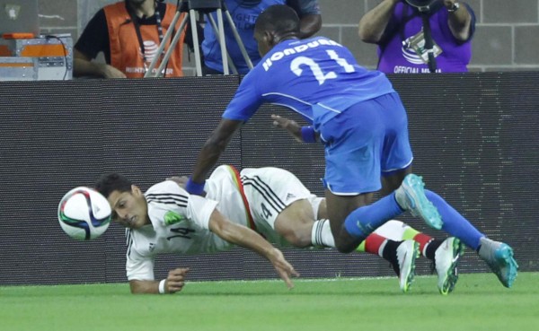 VIDEO: Brayan Beckeles saca lesionado a Chicharito Hernández