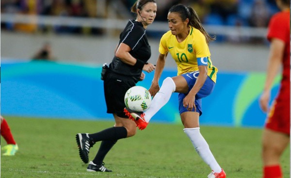 La goleadora brasileña Marta es como ver a Lionel Messi con falda