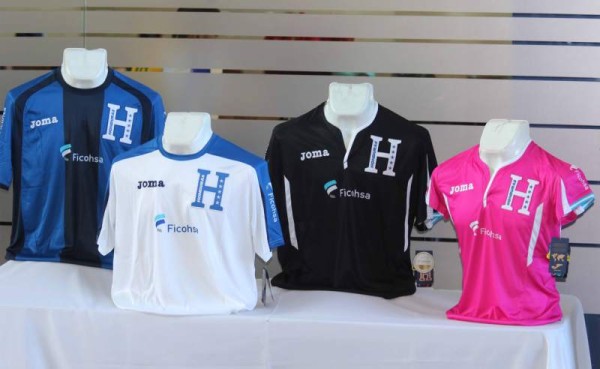 La réplica de la camisa de la Selección de Honduras que hoy fue presentada. Foto Ronal Aceituno.