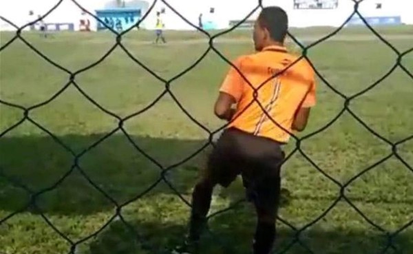 VIDEO: Árbitro asistente baila samba en pleno partido en Brasil