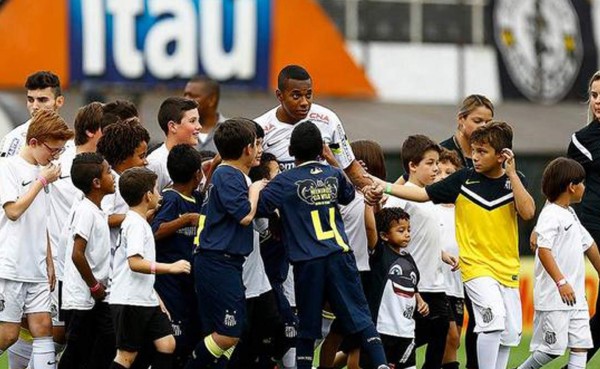 Robinho debuta con derrota en su retorno al Santos