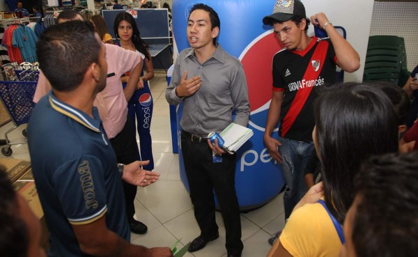 Aficionado de Motagua encaró al argentino Lucas Gómez