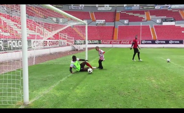 Hondureño Brayan Beckeles del Necaxa cumple sueño a niño con cáncer