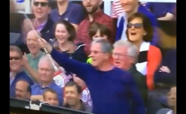 VIDEO: En Inglaterra, aficionado ofrece bastón para ciego a línea