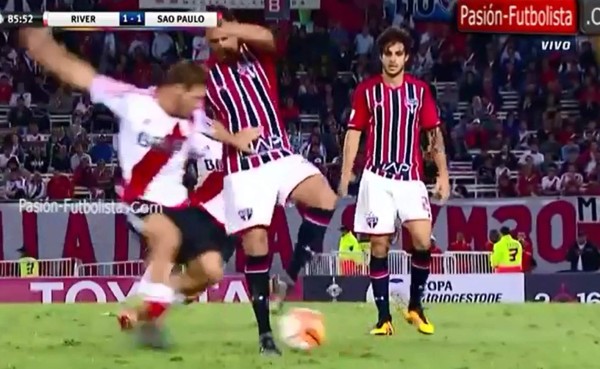 VIDEO: Ganso saca a bailar a los jugadores de River Plate y los humilla