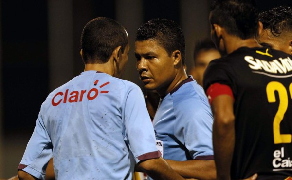 VIDEO: Armando Castro no pita un claro penal y su asistente lo salva del ridículo