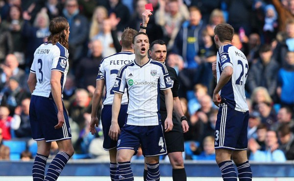 VIDEO: Árbitro expulsó a jugador equivocado en el Manchester City-West Bromwich