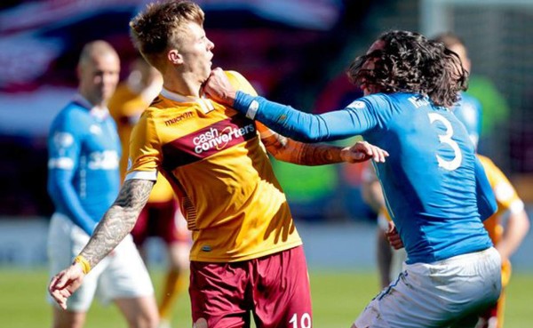 Batalla campal entre el Motherwell y el Glasgow Rangers en Escocia