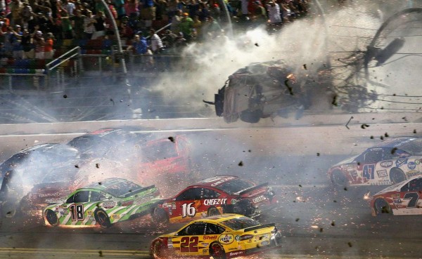 VIDEO: Espectacular accidente en el Nascar deja a 30 personas heridas