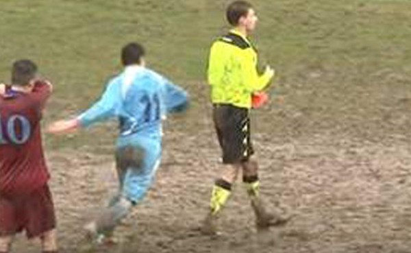 VIDEO: El cobarde ataque de un futbolista italiano a un árbitro