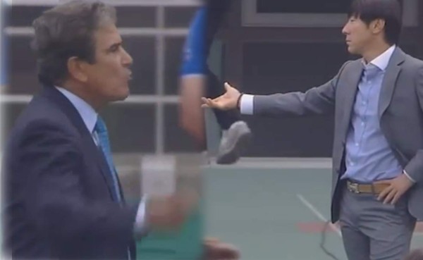 VIDEO: Jorge Luis Pinto acaba furioso con el árbitro en Corea