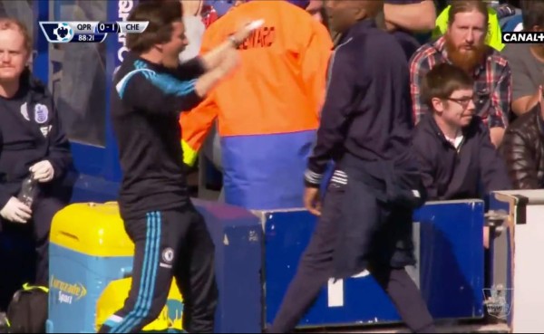 VIDEO: Asistente de Mourinho festeja gol en la cara del técnico del QPR