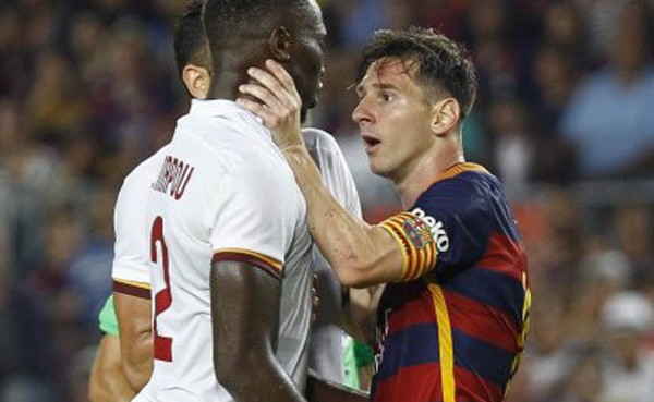 VIDEO: Messi pierde la cabeza y agrede a jugador de la Roma