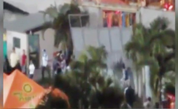 VIDEO: Aficionados derrumbaron portón del estadio Humberto Micheletti