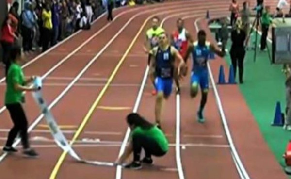 VIDEO: Mujer es tropellada en la línea de meta