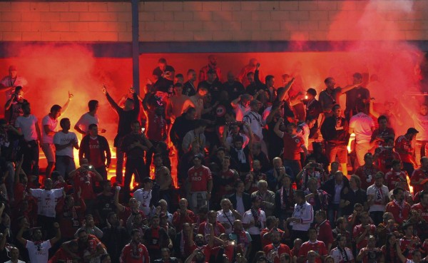 Ultras del Benfica entran en campo entrenamiento para increpar a jugadores