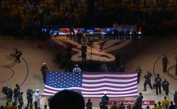 VIDEO: Metallica toca himno de Estados Unidos en finales de la NBA