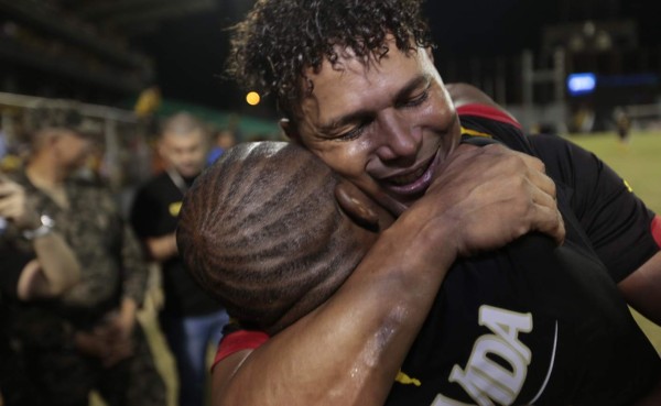 Los amigos de Carlos Pavón le acompañaron hasta su adiós