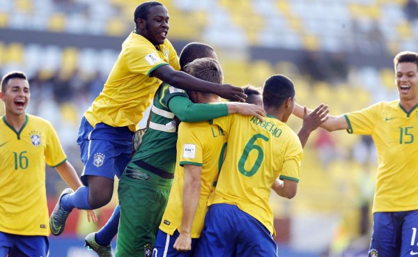 Un agónico gol de penal le da el pase a Brasil a cuartos de final en mundial Sub17