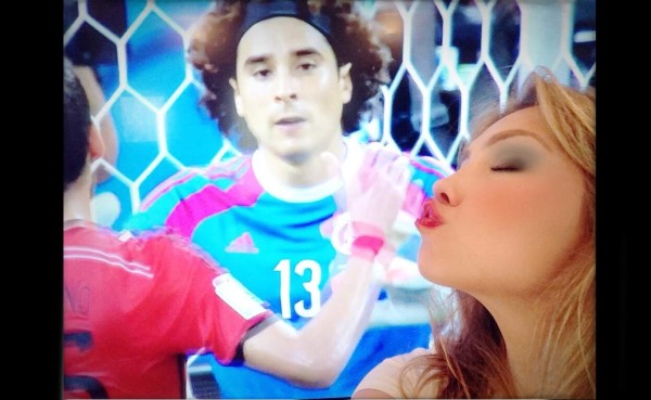 Thalía pide matrimonio a 'Memo' Ochoa tras juego con Brasil