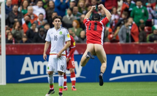 Espontáneos hacen de las suyas en el Canadá-México