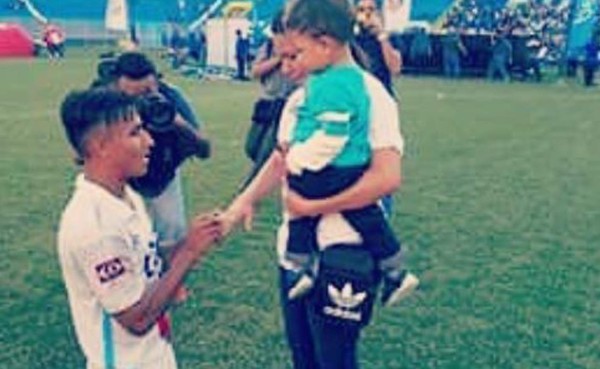 Futbolista salvadoreño propone matrimonio a su pareja tras ganar la final