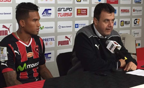 Alajuelense de Costa Rica presenta a Carlos 'Chino' Discua