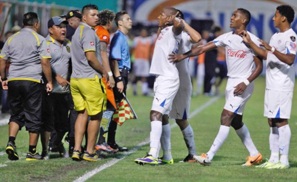 Las fotos más polémicas de los últimos clásicos Real España-Olimpia