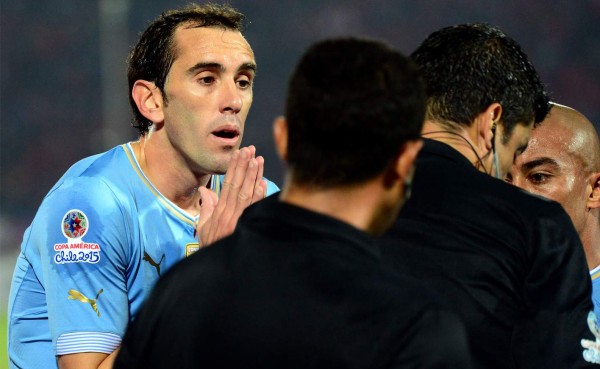 Godín pide a Conmebol actuar de oficio por acción de Jara a Cavani