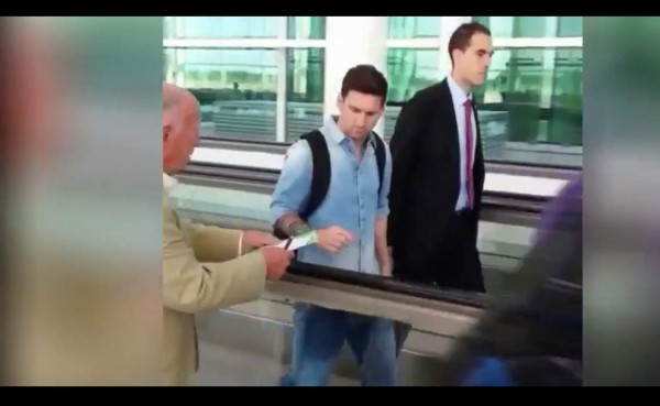 VIDEO: Leo Messi ignora a anciano que le pidió autógrafo