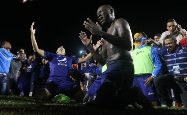 VIDEO: La emotiva oración del Motagua tras clasificar a la final del Apertura