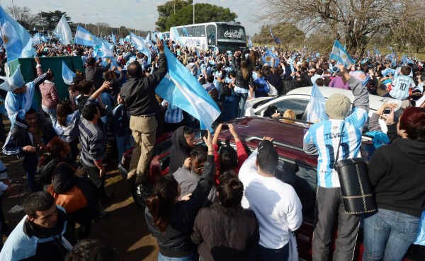 VIDEO: Argentina es recibida por miles de personas en Buenos Aires