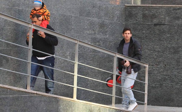 Captan a Messi paseando felizmente por las calles de Barcelona