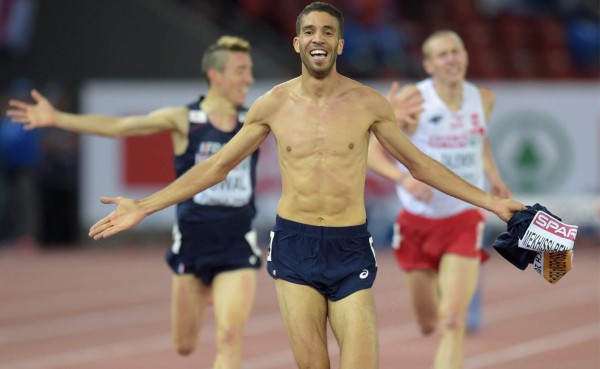 VIDEO: Atleta francés perdió medalla de oro por festejar sin camisa