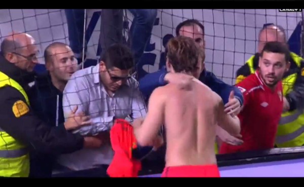 VIDEO: El gran gesto de Ivan Rakitic con aficionados del Sevilla