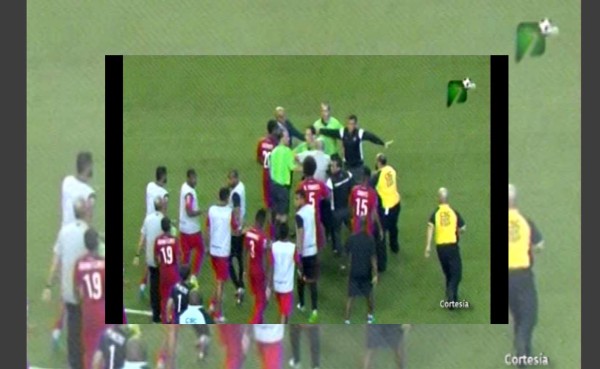 VIDEO: Toda Panamá se le fue encima al árbitro Mark Geiger