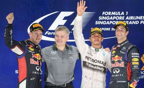 Hamilton gana el GP de Singapur y pasa a liderar el Mundial