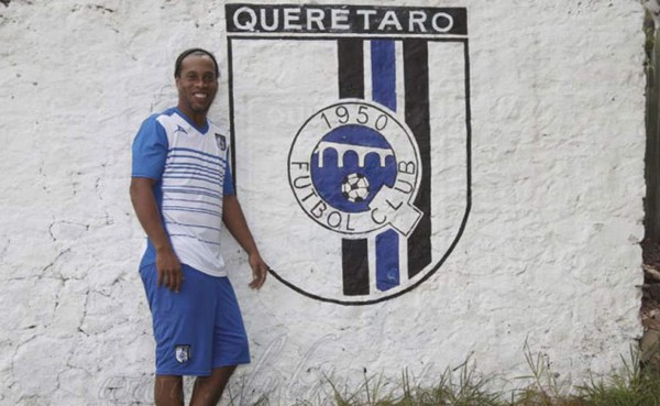 Ronaldinho todavía tiene un año de contrato, dice presidente del Querétaro
