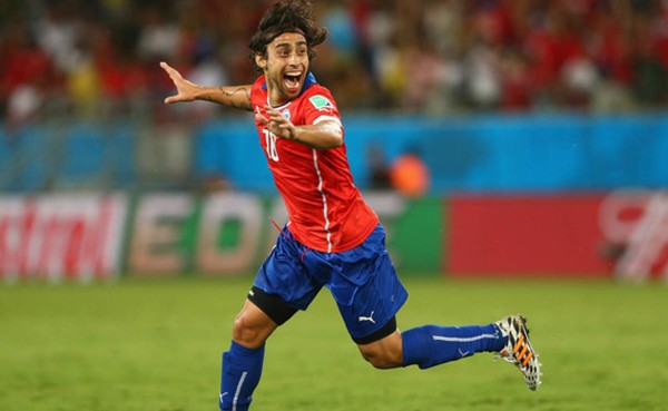 Chileno Jorge Valdivia anuncia su retiro de la selección