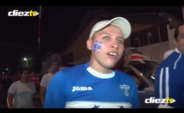 VIDEO: La afición hondureña en el Cuscatlán se molesta con Pinto