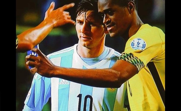VIDEO: Jugador de Jamaica se saca selfie con Messi tras juego con Argentina