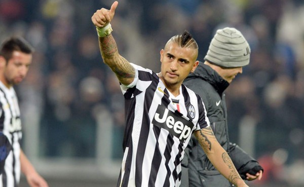 Chileno Arturo Vidal será operado de la rodilla en Barcelona