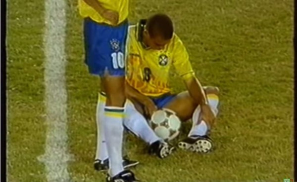 TOP: 12 Futbolistas que convirtieron la cancha en un baño público