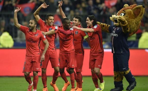Jugadores del PSG celebran la Copa de la Liga con su mascota