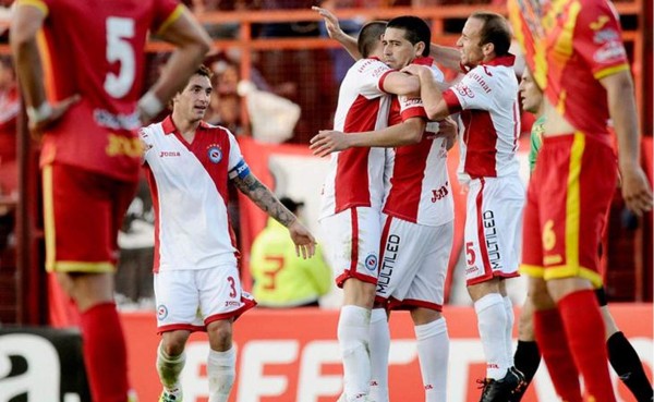 Riquelme anota gol de la victoria en su debut en Argentinos Juniors